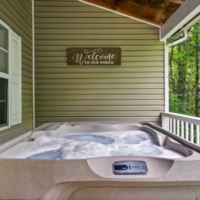 Farmer’s Daughter Cabin hot tub