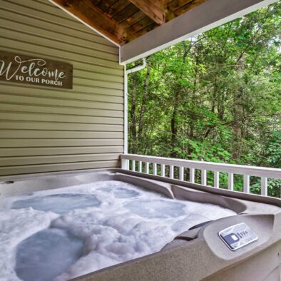 Farmer’s Daughter Cabin hot tub