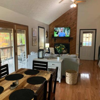 Knockin’ Boots Cabin living room