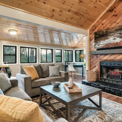 Smokey Acres Gateway Cabin living room