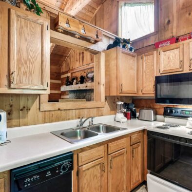 Bear Heaven Cabin kitchen