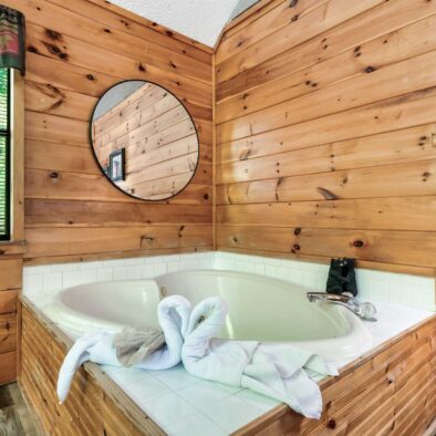 Boogie Bear Cabin heart tub