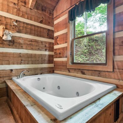 Bear Heaven Cabin jetted tub