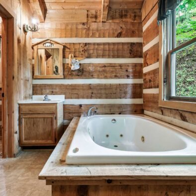 Bear Heaven Cabin jetted tub