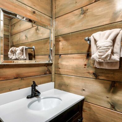 Hideout Haven Cabin bath