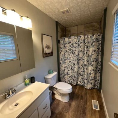 Kickback Shack Cabin bathroom