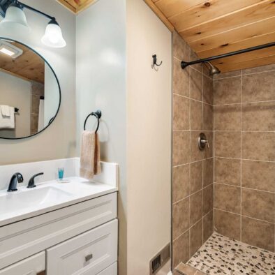 Smokey Acres Gateway Cabin Shower