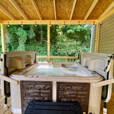 Mountain Air Cabin hot tub