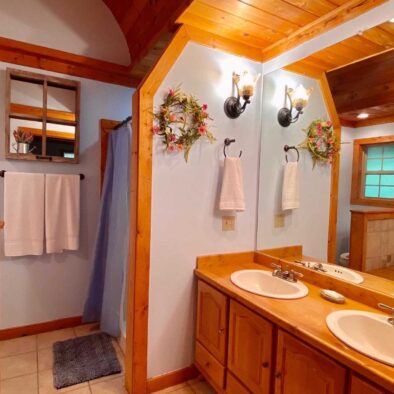 Wildwood Flower Cabin bathroom