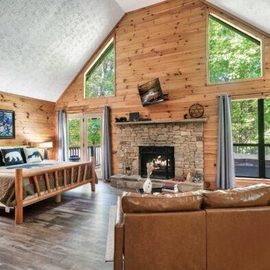 Boogie Bear Cabin living room