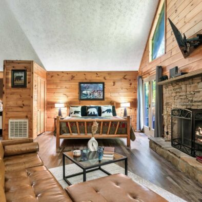 Boogie Bear Cabin living room