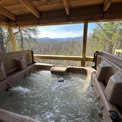 Knockin’ Boots Cabin hot tub