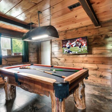 Hideout Haven Cabin pool table