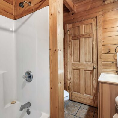 Jazzy's Cajun Cabin shower