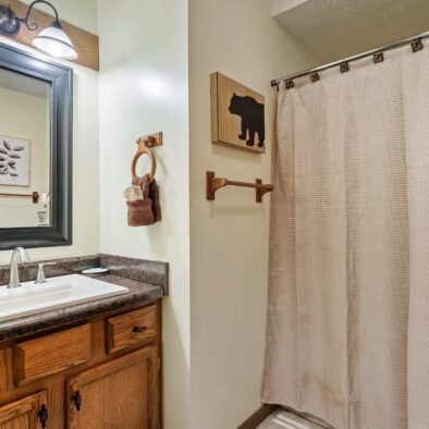 Tree House Tranquility Cabin bath