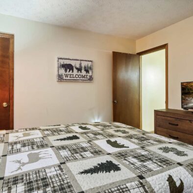 Tree House Tranquility Cabin bedroom